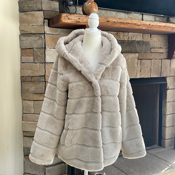 NWT Vegan Fur jacket - Picture 4 of 16